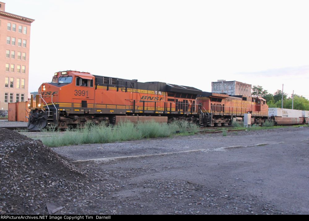 BNSF 3991 leads 264